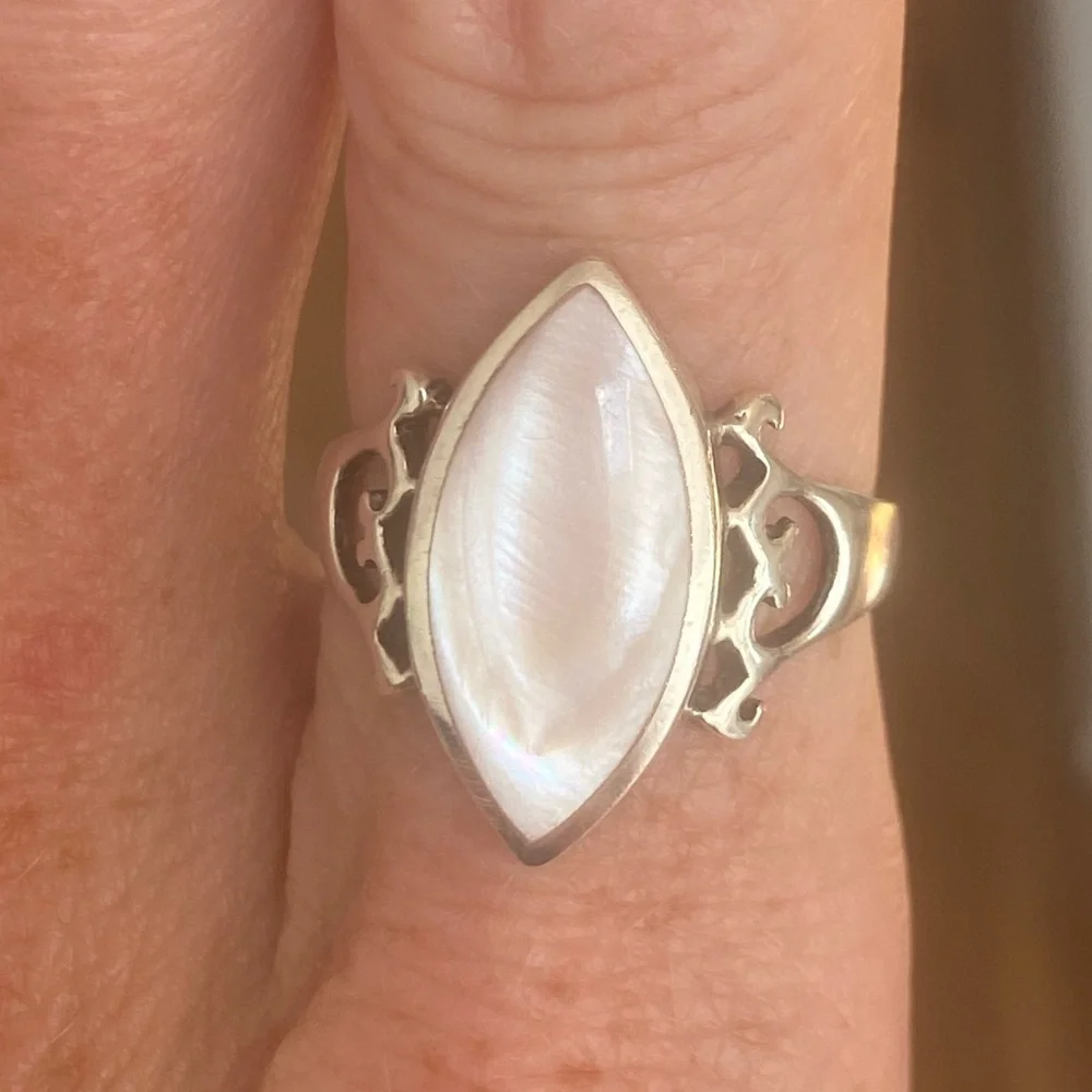 Vintage sterling silver marquise cut estate ring, mother of pearl, size 8 - Picture 3 of 6